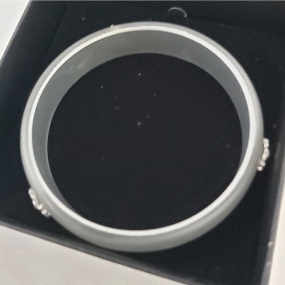 AVON | Frosted Embellished Bangle Bracelet Sivertone - Picture 2 of 5